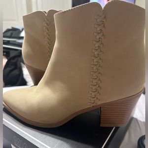MIA boots 8.5